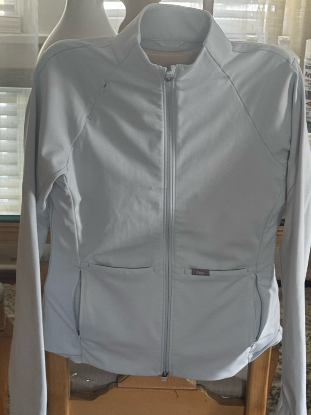 FIGS On Shift Contour Jacket. M